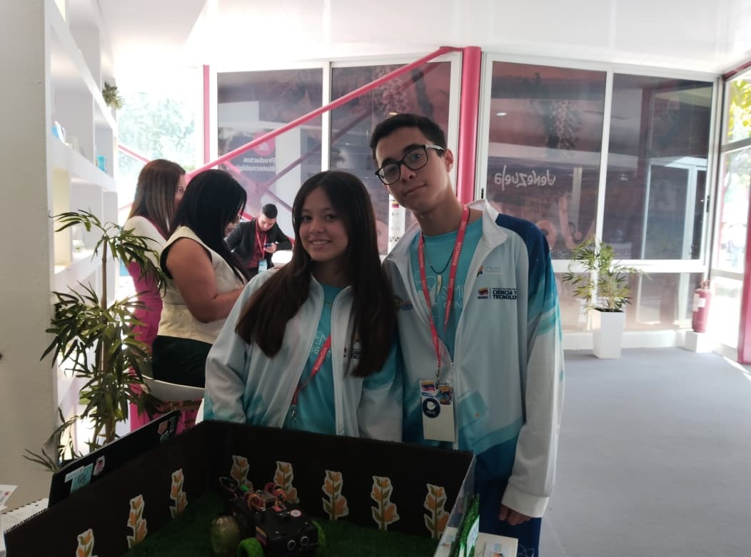 Antonella y Alejandro González, dos hermanos venezolanos que desarrollan su talento en el Programa Nacional Semilleros Científicos. Foto: José Luis Alvarez Suárez / Cubahora